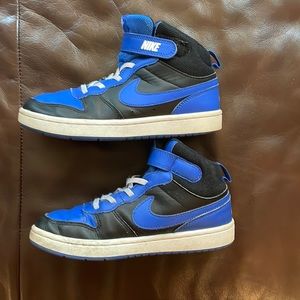 Nike boys size 2.5Y shoes